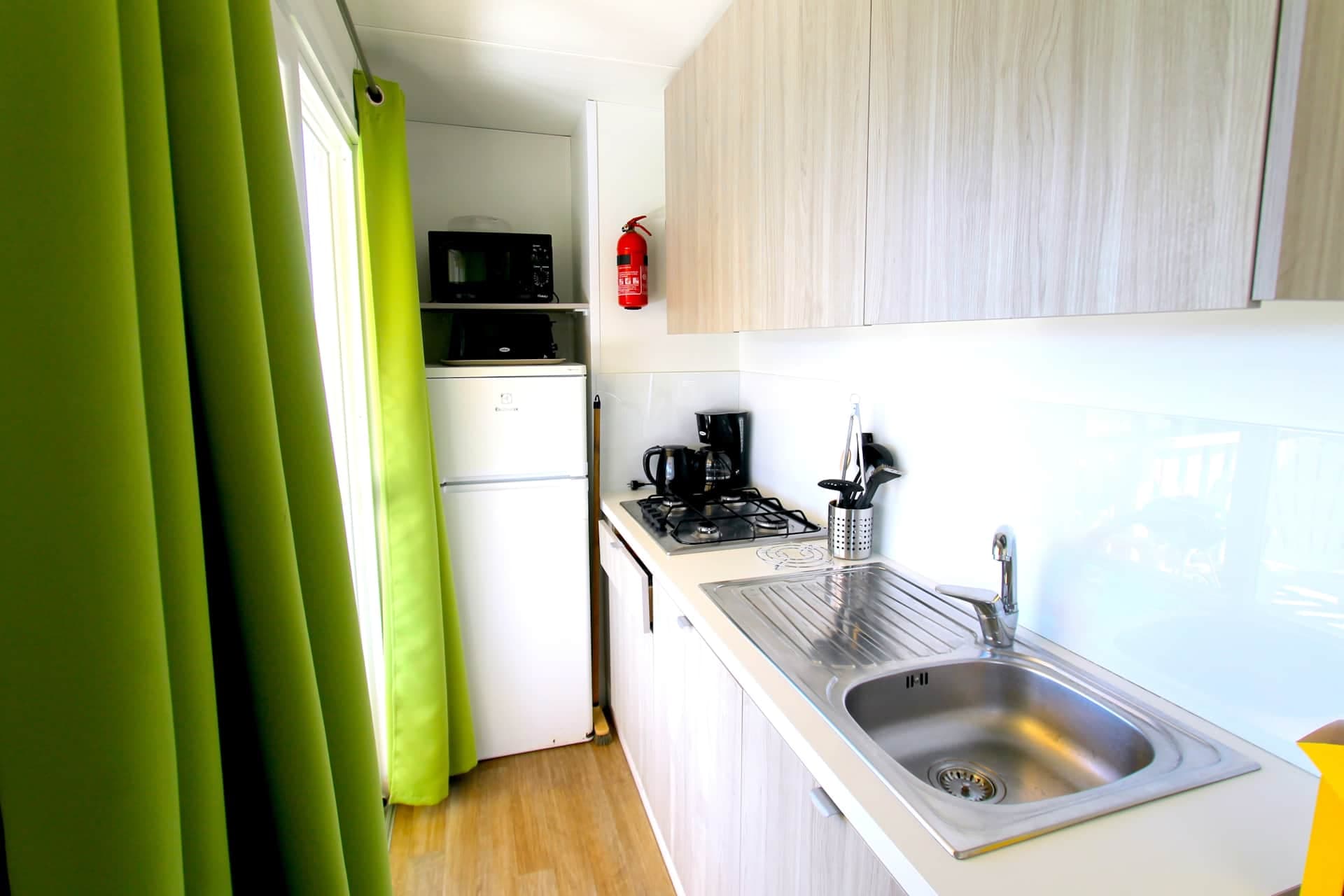 Cuisine équipée du mobil-home Prestige