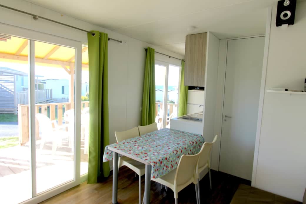 Lichte woonkamer met grote erker op zee