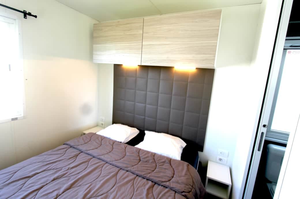 Master bedroom met queensize bed en kasten